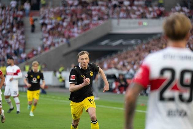19.09.2026: Fußball: VfB Stuttgart - Borussia Dortmund, 4. Spieltag der 1. Bundesliga in der MHP Arena Maximilian Beier (Borussia Dortmund, 14) rennt mit entschlossenem Blick auf Finn Jeltsch (VfB Stuttgart, 29) zu, WICHTIGER HINWEIS: Gemäß den Vorgaben der DFL und des DFB ist es untersagt, in dem Stadion und oder vom Spiel angefertigte Fotoaufnahmen in Form von Sequenzbildern und oder videoähnlichen Fotostrecken zu verwerten bzw. verwerten zu lassen. Copyright: xJamesxZabelx