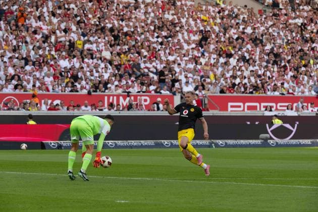 19.09.2026: Fußball: VfB Stuttgart - Borussia Dortmund, 4. Spieltag der 1. Bundesliga in der MHP Arena Fabian Bredlow (VfB Stuttgart, 1) VS Julian Ryerson (Borussia Dortmund, 26) WICHTIGER HINWEIS: Gemäß den Vorgaben der DFL und des DFB ist es untersagt, in dem Stadion und oder vom Spiel angefertigte Fotoaufnahmen in Form von Sequenzbildern und oder videoähnlichen Fotostrecken zu verwerten bzw. verwerten zu lassen. Copyright: xJamesxZabelx