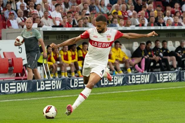 Josha Vagnoman (VfB Stuttgart, 04) am Ball, GER, VfB Stuttgart vs. Borussia Dortmund, Fussball, 1. Bundesliga, 4. Spieltag, Spielzeit 2026 2027, 19.09.2026, DFL REGULATIONS PROHIBIT ANY USE OF PHOTOGRAPHS AS IMAGE SEQUENCES AND OR QUASI-VIDEO, GER, VfB Stuttgart vs. Borussia Dortmund, Fussball, 1. Bundesliga, 4. Spieltag, Spielzeit 2026 2027, 19.09.2026, Stuttgart Copyright: xEibner-Pressefoto EdwardxCheungx EP_ECG