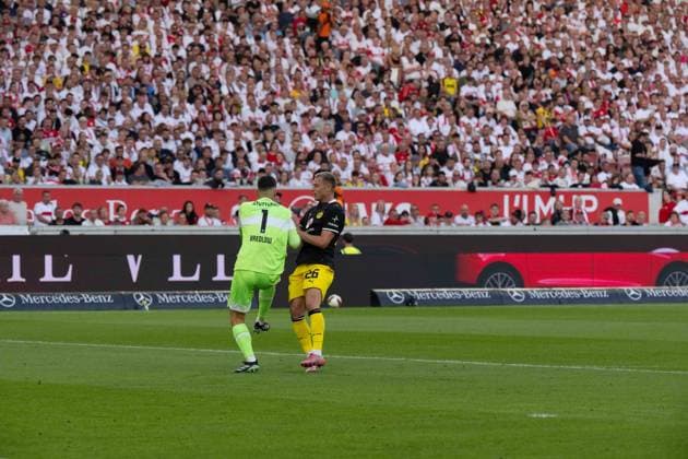 19.09.2026: Fußball: VfB Stuttgart - Borussia Dortmund, 4. Spieltag der 1. Bundesliga in der MHP Arena Fabian Bredlow (VfB Stuttgart, 1) VS Julian Ryerson (Borussia Dortmund, 26) WICHTIGER HINWEIS: Gemäß den Vorgaben der DFL und des DFB ist es untersagt, in dem Stadion und oder vom Spiel angefertigte Fotoaufnahmen in Form von Sequenzbildern und oder videoähnlichen Fotostrecken zu verwerten bzw. verwerten zu lassen. Copyright: xJamesxZabelx