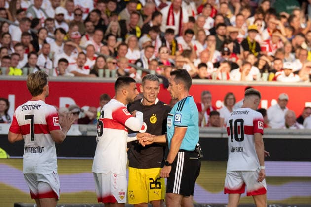 19.09.2026: Fußball: VfB Stuttgart - Borussia Dortmund, 4. Spieltag der 1. Bundesliga in der MHP Arena Deniz Undav (VfB Stuttgart, 26) und Julian Ryerson (Borussia Dortmund, 26) VS Schiedsrichter Tobias Stieler WICHTIGER HINWEIS: Gemäß den Vorgaben der DFL und des DFB ist es untersagt, in dem Stadion und oder vom Spiel angefertigte Fotoaufnahmen in Form von Sequenzbildern und oder videoähnlichen Fotostrecken zu verwerten bzw. verwerten zu lassen. Copyright: xJamesxZabelx