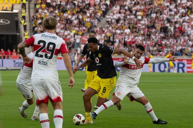 19.09.2026: Fußball: VfB Stuttgart - Borussia Dortmund, 4. Spieltag der 1. Bundesliga in der MHP Arena Felix Nmecha (Borussia Dortmund, 8) VS Deniz Undav (VfB Stuttgart, 26) WICHTIGER HINWEIS: Gemäß den Vorgaben der DFL und des DFB ist es untersagt, in dem Stadion und oder vom Spiel angefertigte Fotoaufnahmen in Form von Sequenzbildern und oder videoähnlichen Fotostrecken zu verwerten bzw. verwerten zu lassen. Copyright: xJamesxZabelx