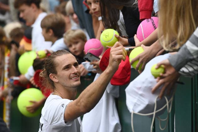 Alexander ZVEREV (GER) schreibt Autogramme fuer die Fans, match1: Alexander ZVEREV (GER) - Matej DODIC (CRO) Deutschland (GER) - Kroatien (CRO) Tennis Davis Cup Qualifiers Round 2 am 19.09.2026 in der Heristo Arena Halle Westfalen, Deutschland. Â
