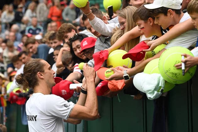 Alexander ZVEREV (GER) schreibt Autogramme fuer die Fans, match1: Alexander ZVEREV (GER) - Matej DODIC (CRO) Deutschland (GER) - Kroatien (CRO) Tennis Davis Cup Qualifiers Round 2 am 19.09.2026 in der Heristo Arena Halle Westfalen, Deutschland. Â