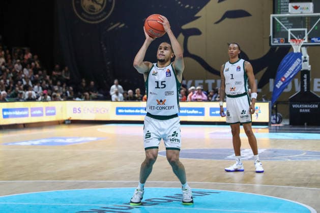 19.09.2026, xgox, Basketball - easyCredit BBL, Basketball Loewen Braunschweig - Gladitors Trier emspor, v.l. Jordan Roland (Trier, 15) am Ball, plays the ball Braunschweig