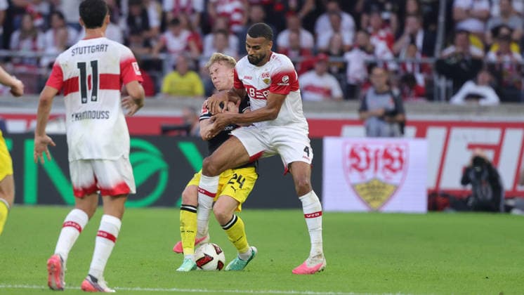 19.09.2026, Deutschland, Stuttgart, Fußball Bundesliga, VfB Stuttgart vs. Borussia Dortmund, Daniel Svensson (Dortmund) Josha Vagnoman (VfB)