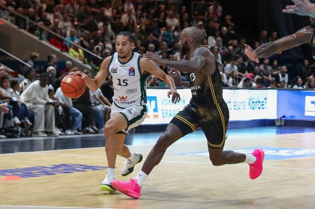 19.09.2026, xgox, Basketball - easyCredit BBL, Basketball Loewen Braunschweig - Gladitors Trier emspor, v.l. Jordan Roland (Trier, 15), Sheldon Edwards (Braunschweig, 13) Zweikampf, Duell, Kampf, tackle Braunschweig