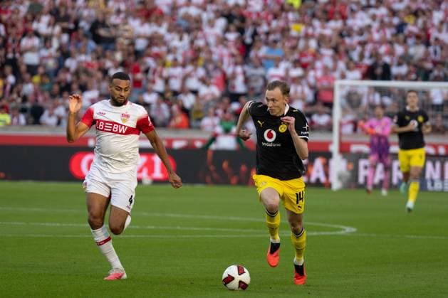 19.09.2026: Fußball: VfB Stuttgart - Borussia Dortmund, 4. Spieltag der 1. Bundesliga in der MHP Arena Daniel Svensson (Borussia Dortmund, 24) VS Josha Vagnoman (VfB Stuttgart, 4) WICHTIGER HINWEIS: Gemäß den Vorgaben der DFL und des DFB ist es untersagt, in dem Stadion und oder vom Spiel angefertigte Fotoaufnahmen in Form von Sequenzbildern und oder videoähnlichen Fotostrecken zu verwerten bzw. verwerten zu lassen. Copyright: xJamesxZabelx