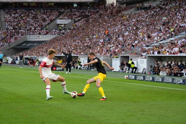 19.09.2026: Fußball: VfB Stuttgart - Borussia Dortmund, 4. Spieltag der 1. Bundesliga in der MHP Arena Maximilian Beier (Borussia Dortmund, 14) VS Finn Jeltsch (VfB Stuttgart, 29) zu, WICHTIGER HINWEIS: Gemäß den Vorgaben der DFL und des DFB ist es untersagt, in dem Stadion und oder vom Spiel angefertigte Fotoaufnahmen in Form von Sequenzbildern und oder videoähnlichen Fotostrecken zu verwerten bzw. verwerten zu lassen. Copyright: xJamesxZabelx
