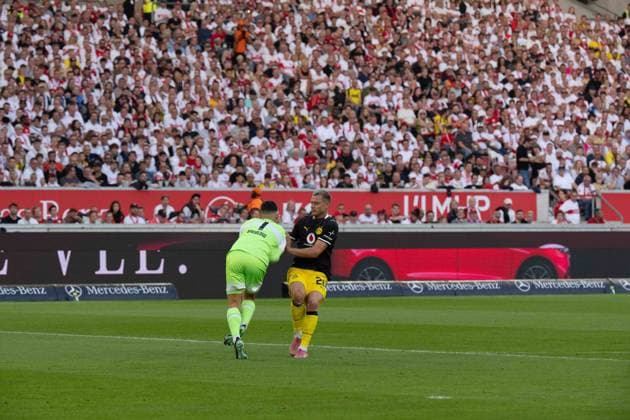 19.09.2026: Fußball: VfB Stuttgart - Borussia Dortmund, 4. Spieltag der 1. Bundesliga in der MHP Arena Fabian Bredlow (VfB Stuttgart, 1) VS Julian Ryerson (Borussia Dortmund, 26) WICHTIGER HINWEIS: Gemäß den Vorgaben der DFL und des DFB ist es untersagt, in dem Stadion und oder vom Spiel angefertigte Fotoaufnahmen in Form von Sequenzbildern und oder videoähnlichen Fotostrecken zu verwerten bzw. verwerten zu lassen. Copyright: xJamesxZabelx
