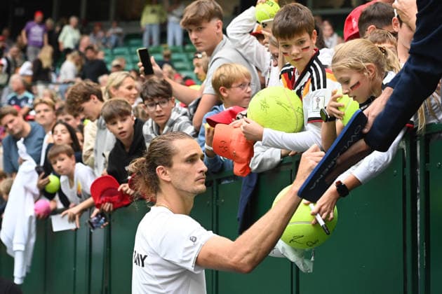 Alexander ZVEREV (GER) schreibt Autogramme fuer die Fans, match1: Alexander ZVEREV (GER) - Matej DODIC (CRO) Deutschland (GER) - Kroatien (CRO) Tennis Davis Cup Qualifiers Round 2 am 19.09.2026 in der Heristo Arena Halle Westfalen, Deutschland. Â