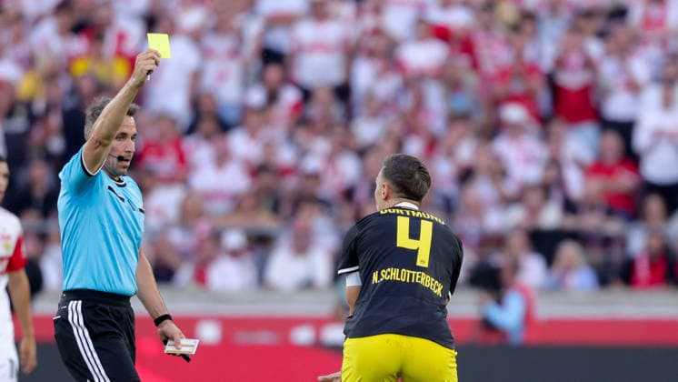 19.09.2026, Deutschland, Stuttgart, Fußball Bundesliga, VfB Stuttgart vs. Borussia Dortmund, Nico Schlotterbeck (Dortmund) erhält eine gelbe Karte