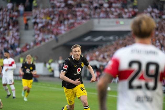 19.09.2026: Fußball: VfB Stuttgart - Borussia Dortmund, 4. Spieltag der 1. Bundesliga in der MHP Arena Maximilian Beier (Borussia Dortmund, 14) rennt mit entschlossenem Blick auf Finn Jeltsch (VfB Stuttgart, 29) zu, WICHTIGER HINWEIS: Gemäß den Vorgaben der DFL und des DFB ist es untersagt, in dem Stadion und oder vom Spiel angefertigte Fotoaufnahmen in Form von Sequenzbildern und oder videoähnlichen Fotostrecken zu verwerten bzw. verwerten zu lassen. Copyright: xJamesxZabelx