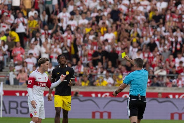 19.09.2026: Fußball: VfB Stuttgart - Borussia Dortmund, 4. Spieltag der 1. Bundesliga in der MHP Arena Schiedsrichter Tobias Stieler zeigt Gelb für Angelo Stiller (VfB Stuttgart, 6) WICHTIGER HINWEIS: Gemäß den Vorgaben der DFL und des DFB ist es untersagt, in dem Stadion und oder vom Spiel angefertigte Fotoaufnahmen in Form von Sequenzbildern und oder videoähnlichen Fotostrecken zu verwerten bzw. verwerten zu lassen. Copyright: xJamesxZabelx