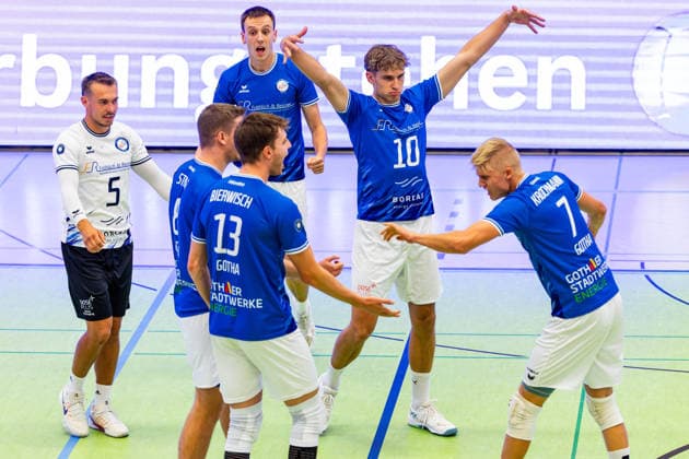 19.09.2026, GER, Volleyball, Maenner, Saison 26 27, 2.Bl Sued, Blue Volleys Gotha - TV 1895 Moemlingen Lauritz Jastrow (Blue Volleys Gotha,10) jubelt gemeinsam mit seiner Mannschaft 99867 Gotha Sporthalle Sportanlage Ernesti Thüringen Deutschland