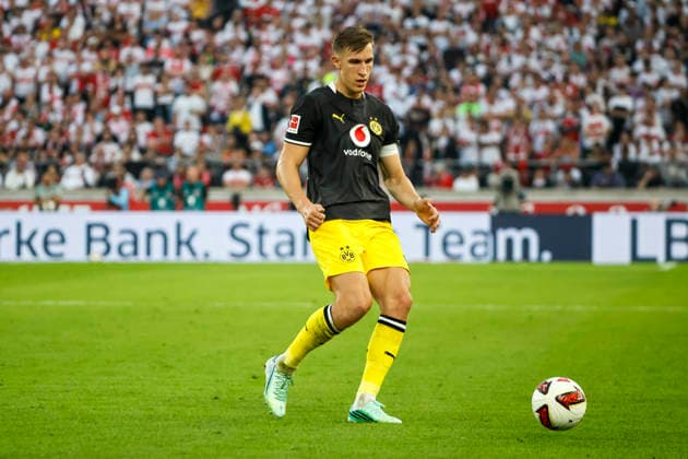 Nico Schlotterbeck (BVB Dortmund, 04) am Ball , Deutschland, Fussball, 1. Bundesliga, 4.Spieltag, 2026 2027, VfB Stuttgart vs. Borussia Dortmund, 19.09.2026, Stuttgart MHP Arena Deutschland Copyright: xGrantxHubbsx