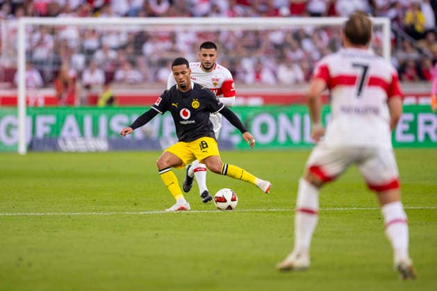 19.09.2026, Fussball, 4. Spieltag der 1. Fussball Bundesliga, VfB Stuttgart - Borussia Dortmund. v. l. Ethan Nwaneri (Borussia Dortmund), Deniz Undav (VfB Stuttgart). Stuttgart MHP Arena Baden-Württemberg Deutschland xRHR-FOTO DEx Copyright: DennisxEwert RHR-FOTOx RHR-FOTO DE