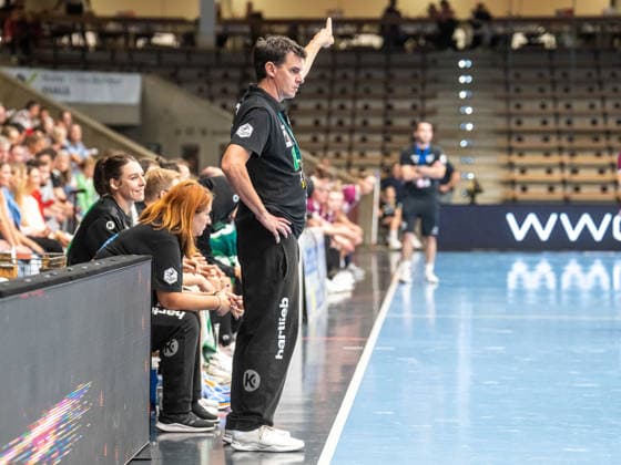 Nico Kiener, Cheftrainer (Frisch Auf Frauen) zeigt an, dass das Tor leer ist, Frisch Auf Goeppingen vs. HC Leipzig, Handball, 1. Bundesliga, Spielzeit 2026 2027, 19.09.2026 Frisch Auf Goeppingen vs. HC Leipzig, Handball, 1. Bundesliga, Spielzeit 2026 2027, 19.09.2026 Goeppingen Copyright: xMichaelxSchmidt Eibner-Pressefotx EP_MST