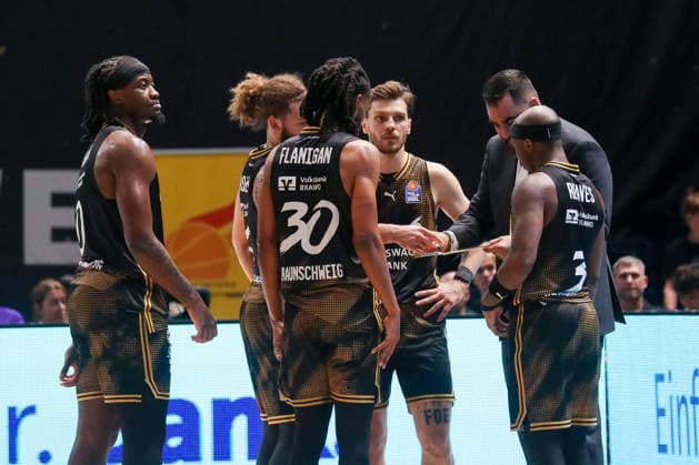 19.09.2026, xgox, Basketball - easyCredit BBL, Basketball Loewen Braunschweig - Gladitors Trier emspor, v.l. Braunschweig während der Auszeit Braunschweig