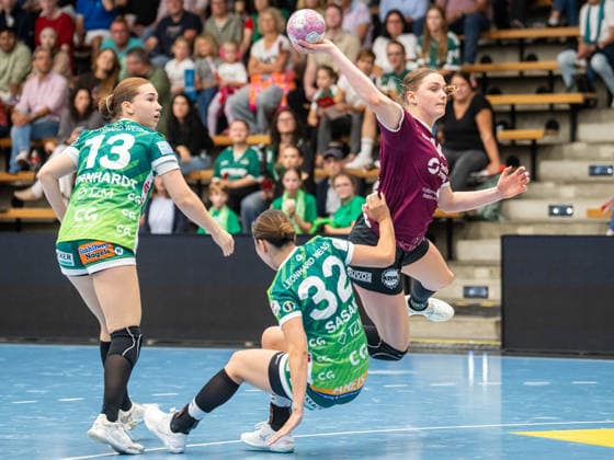 Emma Niemann (HC Leipzig, 84) setzt sich gegen Haruno Sasaki (Frisch Auf Frauen, 32) durch, Frisch Auf Goeppingen vs. HC Leipzig, Handball, 1. Bundesliga, Spielzeit 2026 2027, 19.09.2026 Frisch Auf Goeppingen vs. HC Leipzig, Handball, 1. Bundesliga, Spielzeit 2026 2027, 19.09.2026 Goeppingen Copyright: xMichaelxSchmidt Eibner-Pressefotx EP_MST