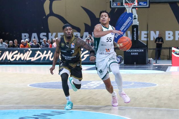 19.09.2026, xgox, Basketball - easyCredit BBL, Basketball Loewen Braunschweig - Gladitors Trier emspor, v.l. Dejour Reaves (Braunschweig, 3), Eli Brooks (Trier, 55) Zweikampf, Duell, Kampf, tackle Braunschweig