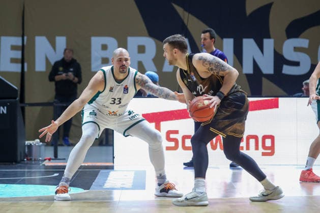 19.09.2026, xgox, Basketball - easyCredit BBL, Basketball Loewen Braunschweig - Gladitors Trier emspor, v.l. Maik Zirbes (Trier, 33), Felipe Haase Thiers (Braunschweig, 22) Zweikampf, Duell, Kampf, tackle Braunschweig