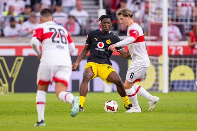 19.09.2026, Fussball, 4. Spieltag der 1. Fussball Bundesliga, VfB Stuttgart - Borussia Dortmund. v. l. Joane Gadou (Borussia Dortmund), Angelo Stiller (VfB Stuttgart). Stuttgart MHP Arena Baden-Württemberg Deutschland xRHR-FOTO DEx Copyright: DennisxEwert RHR-FOTOx RHR-FOTO DE