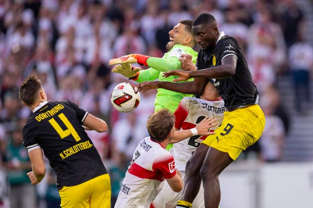 19.09.2026, Fussball, 4. Spieltag der 1. Fussball Bundesliga, VfB Stuttgart - Borussia Dortmund. v. l. Nico Schlotterbeck (Borussia Dortmund), Maximilian Mittelstädt (VfB Stuttgart), Torwart Fabian Bredlow (VfB Stuttgart), Serhou Guirassy (Borussia Dortmund). Stuttgart MHP Arena Baden-Württemberg Deutschland xRHR-FOTO DEx Copyright: DennisxEwert RHR-FOTOx RHR-FOTO DE