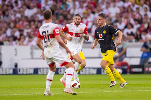 19.09.2026, Fussball, 4. Spieltag der 1. Fussball Bundesliga, VfB Stuttgart - Borussia Dortmund. v. l. Julian Jeffrey Jeff Gaston Chabot (VfB Stuttgart), Joey Veerman (Borussia Dortmund). Stuttgart MHP Arena Baden-Württemberg Deutschland xRHR-FOTO DEx Copyright: DennisxEwert RHR-FOTOx RHR-FOTO DE