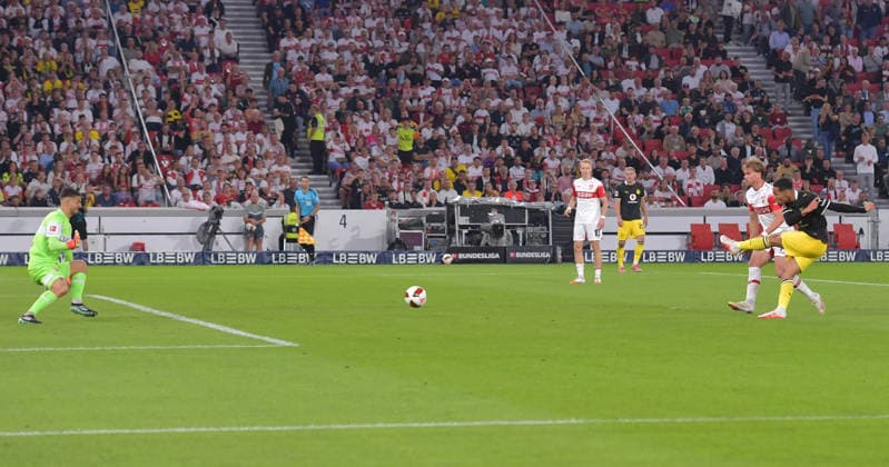 19.09.2026, xblx, Fussball 1.Bundesliga, VfB Stuttgart - Borussia Dortmund v.l. Ethan Nwaneri (Borussia Dortmund), abseits tot, abseitstor (DFL DFB REGULATIONS PROHIBIT ANY USE OF PHOTOGRAPHS as IMAGE SEQUENCES and or QUASI-VIDEO) Stuttgart