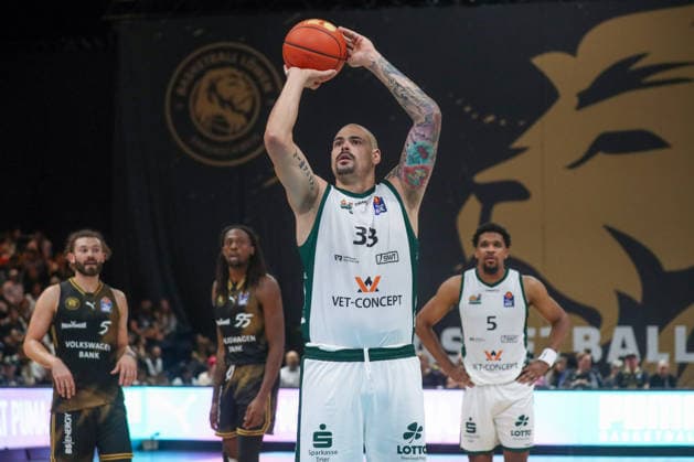 19.09.2026, xgox, Basketball - easyCredit BBL, Basketball Loewen Braunschweig - Gladitors Trier emspor, v.l. b33 am Ball, plays the ball Braunschweig