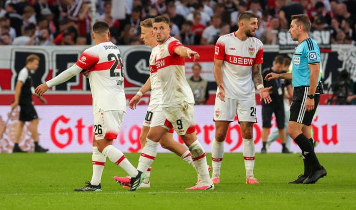 19.09.2026, Deutschland, Stuttgart, Fußball Bundesliga, VfB Stuttgart vs. Borussia Dortmund, v.l. Deniz Undav, Chris Führich, Ermedin Demirovic, Jeff Chabot (VfB), Schiedsrichter Tobias Stieler