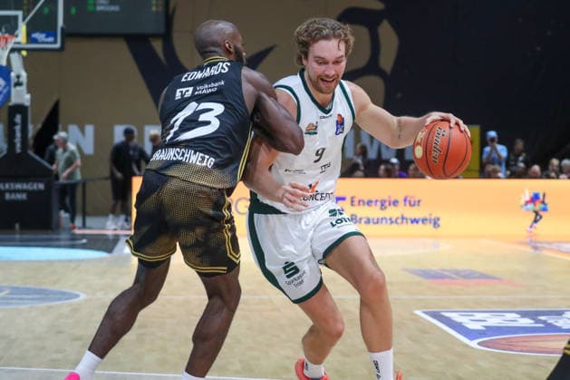 19.09.2026, xgox, Basketball - easyCredit BBL, Basketball Loewen Braunschweig - Gladitors Trier emspor, v.l. Sheldon Edwards (Braunschweig, 13), Marcp Hollersbacher (Trier, 9) Zweikampf, Duell, Kampf, tackle Braunschweig