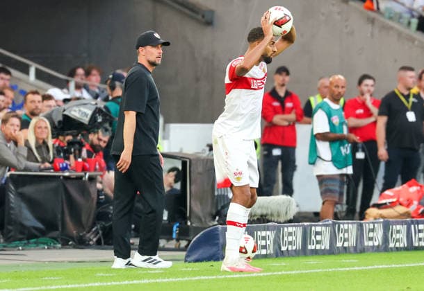 19.09.2026, Deutschland, Stuttgart, Fußball Bundesliga, VfB Stuttgart vs. Borussia Dortmund, VfB Trainer Sebastian Hoeneß, Josha Vagnoman (VfB)