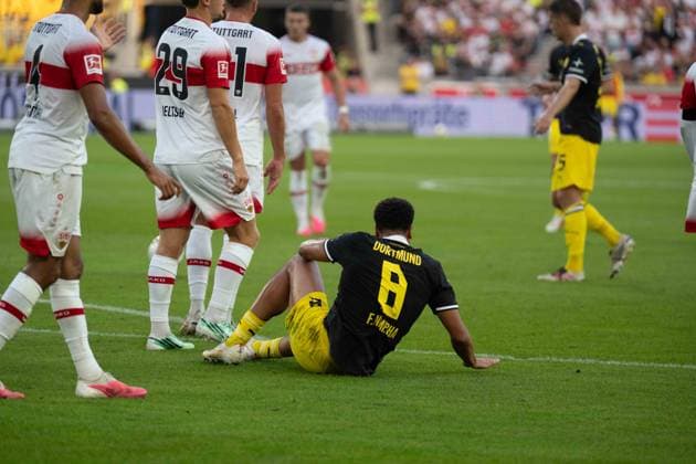19.09.2026: Fußball: VfB Stuttgart - Borussia Dortmund, 4. Spieltag der 1. Bundesliga in der MHP Arena Felix Nmecha (Borussia Dortmund, 8) am Boden WICHTIGER HINWEIS: Gemäß den Vorgaben der DFL und des DFB ist es untersagt, in dem Stadion und oder vom Spiel angefertigte Fotoaufnahmen in Form von Sequenzbildern und oder videoähnlichen Fotostrecken zu verwerten bzw. verwerten zu lassen. Copyright: xJamesxZabelx