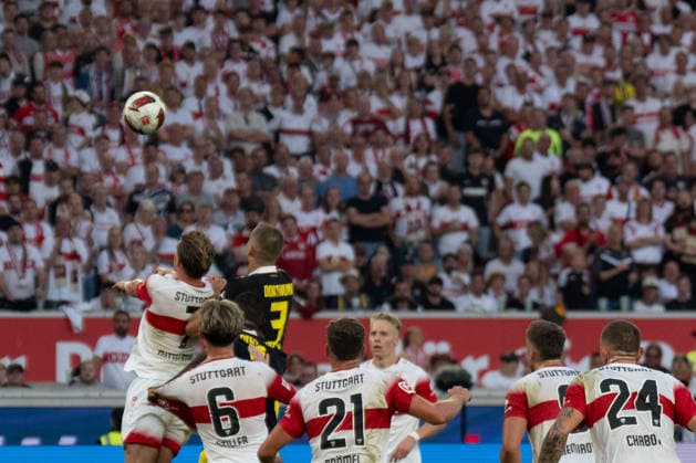 19.09.2026: Fußball: VfB Stuttgart - Borussia Dortmund, 4. Spieltag der 1. Bundesliga in der MHP Arena Kopfballduell Maximilian Mittelstadt (VfB Stuttgart, 7) VS Waldemar Anton (Borussia Dortmund, 3) WICHTIGER HINWEIS: Gemäß den Vorgaben der DFL und des DFB ist es untersagt, in dem Stadion und oder vom Spiel angefertigte Fotoaufnahmen in Form von Sequenzbildern und oder videoähnlichen Fotostrecken zu verwerten bzw. verwerten zu lassen. Copyright: xJamesxZabelx