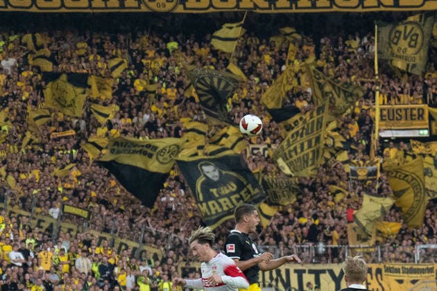 19.09.2026: Fußball: VfB Stuttgart - Borussia Dortmund, 4. Spieltag der 1. Bundesliga in der MHP Arena Kopfballduell Ethan Nwaneri (Borussia Dortmund, 18) VS Angelo Stiller (VfB Stuttgart, 6) WICHTIGER HINWEIS: Gemäß den Vorgaben der DFL und des DFB ist es untersagt, in dem Stadion und oder vom Spiel angefertigte Fotoaufnahmen in Form von Sequenzbildern und oder videoähnlichen Fotostrecken zu verwerten bzw. verwerten zu lassen. Copyright: xJamesxZabelx