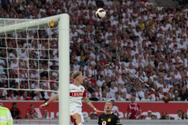 19.09.2026: Fußball: VfB Stuttgart - Borussia Dortmund, 4. Spieltag der 1. Bundesliga in der MHP Arena Kopfballduell Chris Fuhrich (VfB Stuttgart, 10) VS Julian Ryerson (Borussia Dortmund, 26) WICHTIGER HINWEIS: Gemäß den Vorgaben der DFL und des DFB ist es untersagt, in dem Stadion und oder vom Spiel angefertigte Fotoaufnahmen in Form von Sequenzbildern und oder videoähnlichen Fotostrecken zu verwerten bzw. verwerten zu lassen. Copyright: xJamesxZabelx