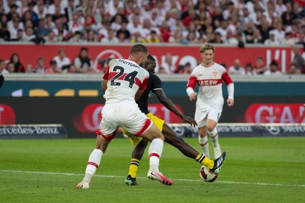 19.09.2026: Fußball: VfB Stuttgart - Borussia Dortmund, 4. Spieltag der 1. Bundesliga in der MHP Arena Serhou Guirassy (Borussia Dortmund, 9) VS Finn Jeltsch (VfB Stuttgart, 29) WICHTIGER HINWEIS: Gemäß den Vorgaben der DFL und des DFB ist es untersagt, in dem Stadion und oder vom Spiel angefertigte Fotoaufnahmen in Form von Sequenzbildern und oder videoähnlichen Fotostrecken zu verwerten bzw. verwerten zu lassen. Copyright: xJamesxZabelx