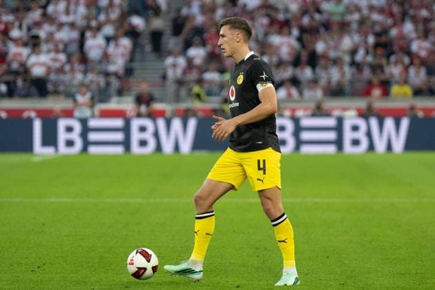 19.09.2026: Fußball: VfB Stuttgart - Borussia Dortmund, 4. Spieltag der 1. Bundesliga in der MHP Arena Nico Schlotterbeck (Borussia Dortmund, 4) am Ball WICHTIGER HINWEIS: Gemäß den Vorgaben der DFL und des DFB ist es untersagt, in dem Stadion und oder vom Spiel angefertigte Fotoaufnahmen in Form von Sequenzbildern und oder videoähnlichen Fotostrecken zu verwerten bzw. verwerten zu lassen. Copyright: xJamesxZabelx