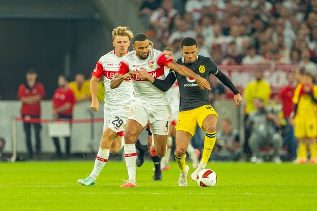 1. Fußball Bundesliga: VfB Stuttgart vs. Borussia Dortmund; 19.09.2026 Stuttgart, GERMANY - 19. September 2026: Josha Vagnoman (VfB Stuttgart, 4) im Zweikampf mit Ethan Nwaneri (Borussia Dortmund, 18) während dem Spiel zwischen dem VfB Stuttgart und Borussia Dortmund am 4. Spieltag der 1. Fußball Bundesliga in der MHP ARENA. Copyright: xBEAUTIFULxSPORTS Steinx
