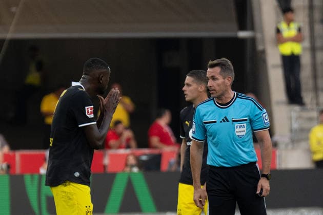 19.09.2026: Fußball: VfB Stuttgart - Borussia Dortmund, 4. Spieltag der 1. Bundesliga in der MHP Arena Serhou Guirassy (Borussia Dortmund, 9) VS Schiedsrichter Tobias Stieler WICHTIGER HINWEIS: Gemäß den Vorgaben der DFL und des DFB ist es untersagt, in dem Stadion und oder vom Spiel angefertigte Fotoaufnahmen in Form von Sequenzbildern und oder videoähnlichen Fotostrecken zu verwerten bzw. verwerten zu lassen. Copyright: xJamesxZabelx