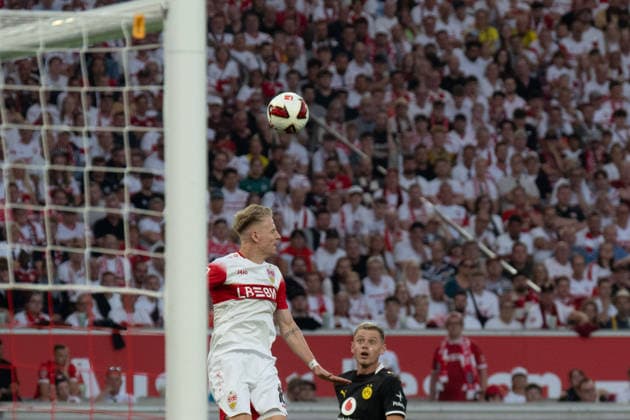 19.09.2026: Fußball: VfB Stuttgart - Borussia Dortmund, 4. Spieltag der 1. Bundesliga in der MHP Arena Kopfballduell Chris Fuhrich (VfB Stuttgart, 10) VS Julian Ryerson (Borussia Dortmund, 26) WICHTIGER HINWEIS: Gemäß den Vorgaben der DFL und des DFB ist es untersagt, in dem Stadion und oder vom Spiel angefertigte Fotoaufnahmen in Form von Sequenzbildern und oder videoähnlichen Fotostrecken zu verwerten bzw. verwerten zu lassen. Copyright: xJamesxZabelx
