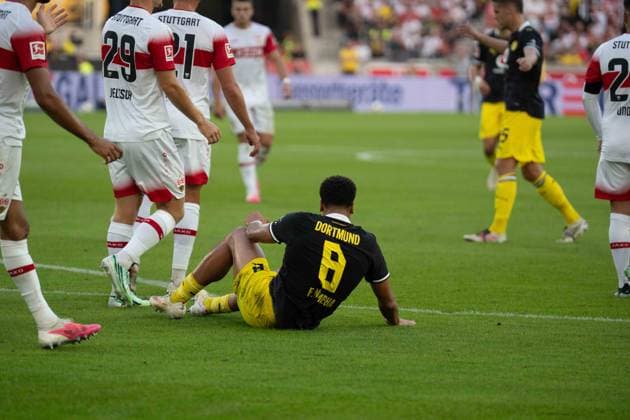 19.09.2026: Fußball: VfB Stuttgart - Borussia Dortmund, 4. Spieltag der 1. Bundesliga in der MHP Arena Felix Nmecha (Borussia Dortmund, 8) am Boden WICHTIGER HINWEIS: Gemäß den Vorgaben der DFL und des DFB ist es untersagt, in dem Stadion und oder vom Spiel angefertigte Fotoaufnahmen in Form von Sequenzbildern und oder videoähnlichen Fotostrecken zu verwerten bzw. verwerten zu lassen. Copyright: xJamesxZabelx