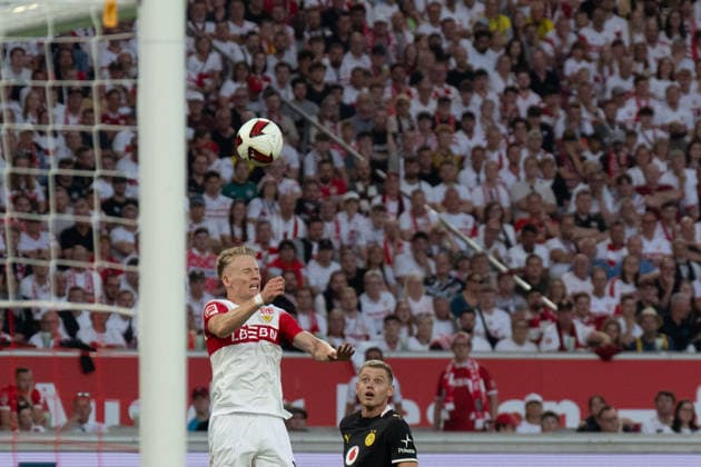 19.09.2026: Fußball: VfB Stuttgart - Borussia Dortmund, 4. Spieltag der 1. Bundesliga in der MHP Arena Kopfballduell Chris Fuhrich (VfB Stuttgart, 10) VS Julian Ryerson (Borussia Dortmund, 26) WICHTIGER HINWEIS: Gemäß den Vorgaben der DFL und des DFB ist es untersagt, in dem Stadion und oder vom Spiel angefertigte Fotoaufnahmen in Form von Sequenzbildern und oder videoähnlichen Fotostrecken zu verwerten bzw. verwerten zu lassen. Copyright: xJamesxZabelx