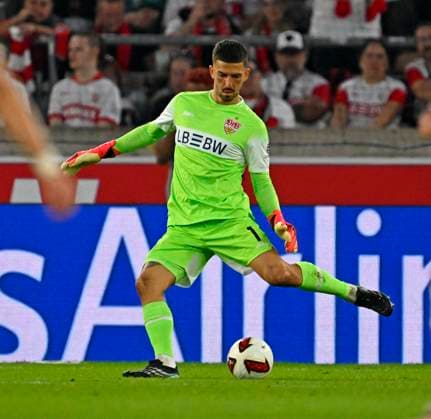 19.09.2026, Fussball 1. Bundesliga 2026 2027, 4.Spieltag, VfB Stuttgart - Borussia Dortmund, in der MHP-Arena Stuttgart, Torwart Fabian Bredlow (Stuttgart) Schusshaltung