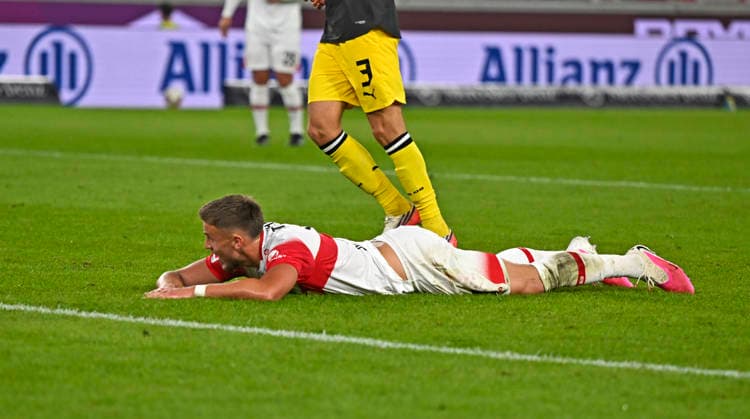 19.09.2026, Fussball 1. Bundesliga 2026 2027, 4.Spieltag, VfB Stuttgart - Borussia Dortmund, in der MHP-Arena Stuttgart, Ermedin Demirovic (Stuttgart) am Boden
