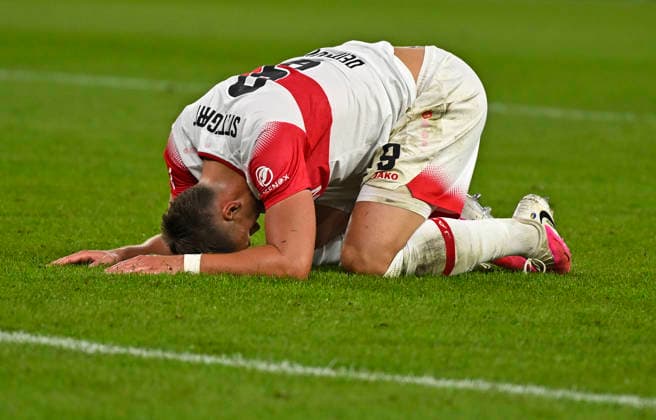 19.09.2026, Fussball 1. Bundesliga 2026 2027, 4.Spieltag, VfB Stuttgart - Borussia Dortmund, in der MHP-Arena Stuttgart, Ermedin Demirovic (Stuttgart) am Boden
