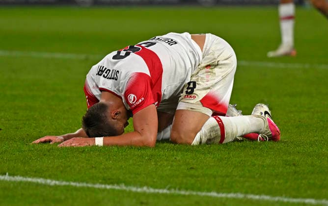 19.09.2026, Fussball 1. Bundesliga 2026 2027, 4.Spieltag, VfB Stuttgart - Borussia Dortmund, in der MHP-Arena Stuttgart, Ermedin Demirovic (Stuttgart) am Boden