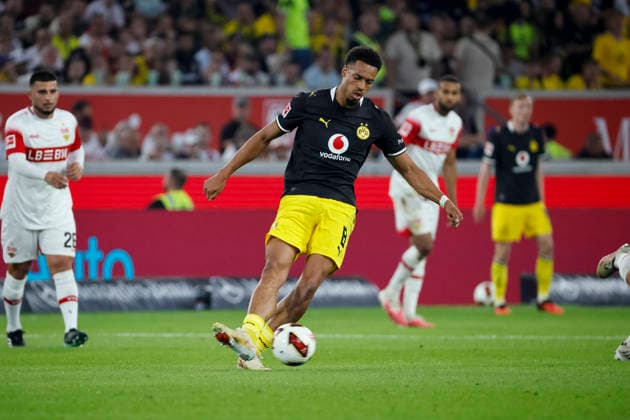 Felix Nmecha (BVB Dortmund, 08) mit einem Pass , Deutschland, Fussball, 1. Bundesliga, 4.Spieltag, 2026 2027, VfB Stuttgart vs. Borussia Dortmund, 19.09.2026, Stuttgart MHP Arena Deutschland Copyright: xGrantxHubbsx